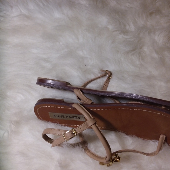 Steve Madden flat sandals.  EUC - Picture 4 of 5